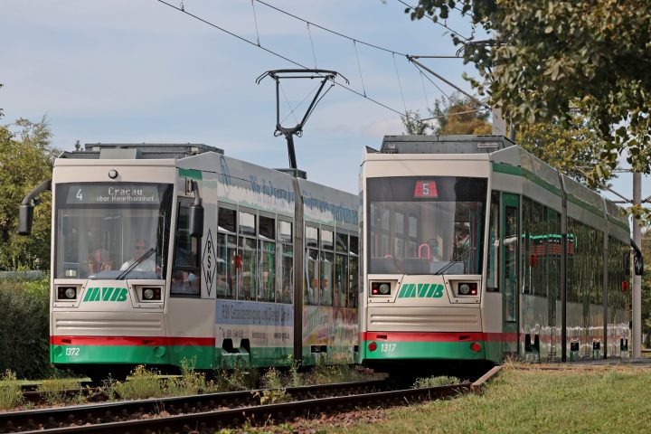 Straßenbahnen der Linien 4 und 5 auf der Straßenbahnstrecke nach Olvenstedt.