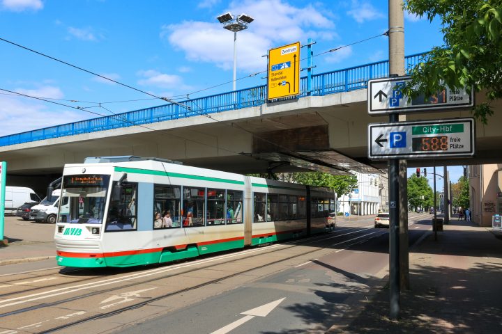Straßenbahn unterhalb der Ringbrücke Halberstädter Straße