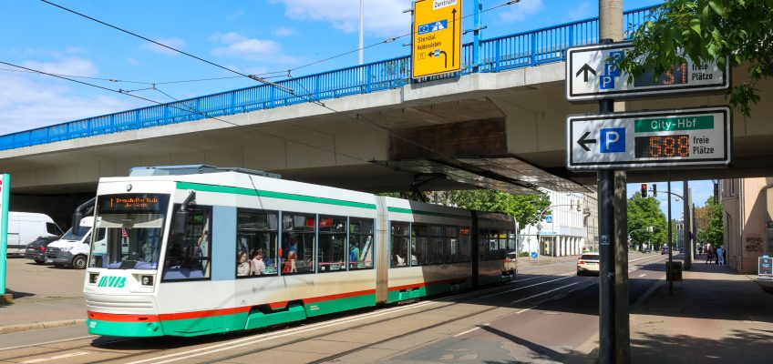 Straßenbahn unterhalb der Ringbrücke Halberstädter Straße