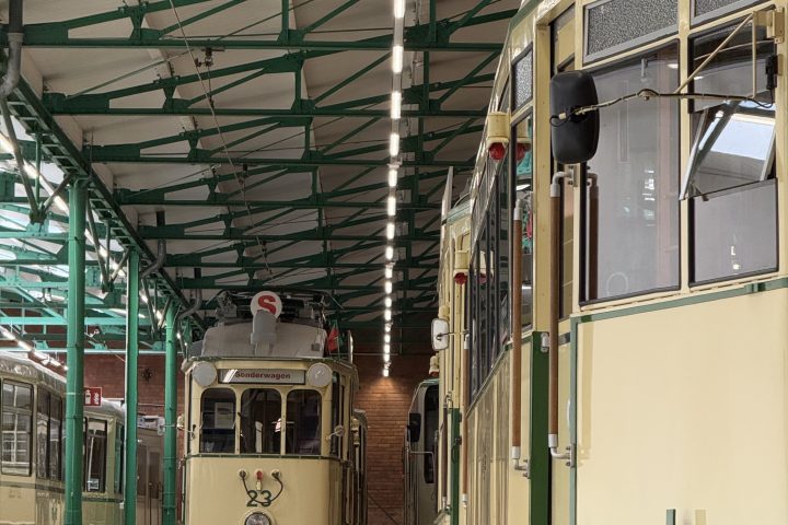 Straßenbahndepot in Sudenburg, in dem historische Straßenbahnen stehen.