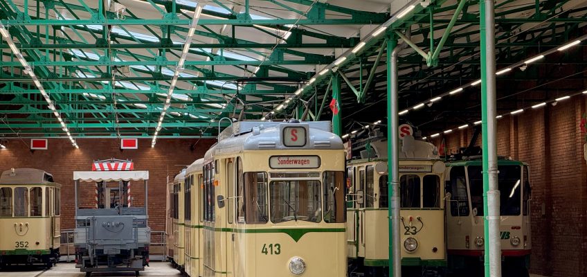 Straßenbahndepot in Sudenburg, in dem historische Straßenbahnen stehen.