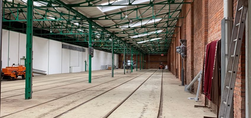 Wagenhalle mit sanierungsbedürftigem Dach im Straßenbahndepot in Sudenburg.