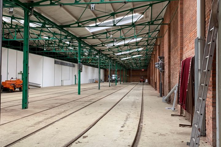 Wagenhalle mit sanierungsbedürftigem Dach im Straßenbahndepot in Sudenburg.