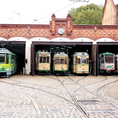Ansicht Historisches Museumsdepot Sudenburg mit Wagenhalle und verschiedenen historischen Fahrzeugen.
