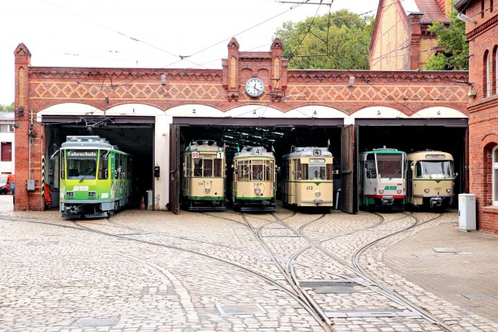 Ansicht Historisches Museumsdepot Sudenburg mit Wagenhalle und verschiedenen historischen Fahrzeugen.