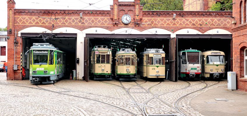 Ansicht Historisches Museumsdepot Sudenburg mit Wagenhalle und verschiedenen historischen Fahrzeugen.