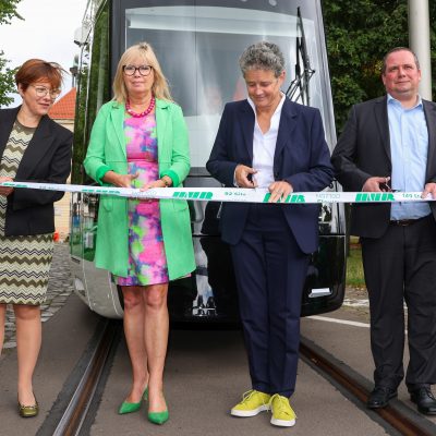 Banddurchschnitt: Inbetriebnahme der neuen Flexity-Straßenbahn in der Hartstraße durch: Birgit Münster Rendel, Oberbürgermeisterin Simone Borris, Verkehrsministerin Dr. Lydia Hüskens, André Daniel (Alstom)