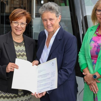 Inbetriebnahme der neuen Flexity-Straßenbahn in der Hartstraße durch: Birgit Münster Rendel, Oberbürgermeisterin Simone Borris, Verkehrsministerin Dr. Lydia Hüskens