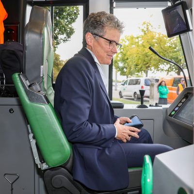 Dr. Lydia Hüskens in der Fahrerkabine der Flexity