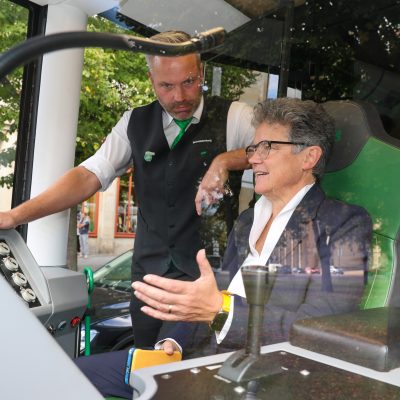 Dr. Lydia Hüskens in der Fahrerkabine im Gespräch mit Fahrlehrer Steven Rausch