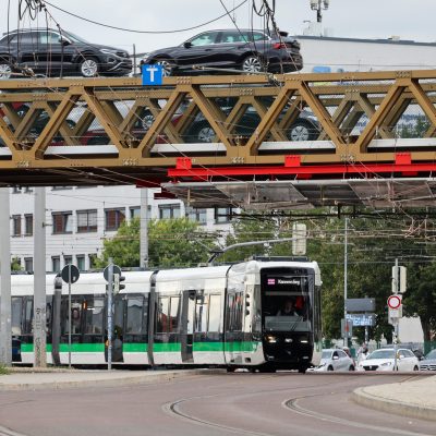 Flexity Straßenbahn fährt über den Damaschkeplatz unter der Behelfsbrücke durch