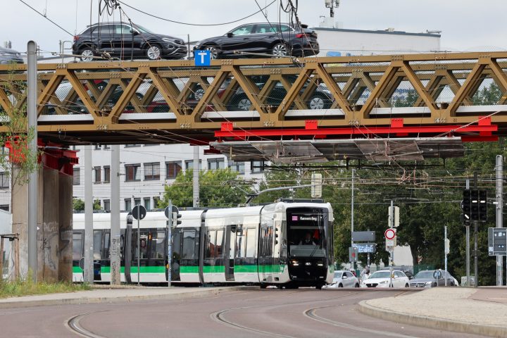 Flexity Straßenbahn fährt über den Damaschkeplatz unter der Behelfsbrücke durch