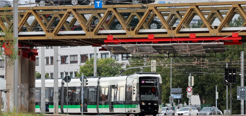 Flexity Straßenbahn fährt über den Damaschkeplatz unter der Behelfsbrücke durch