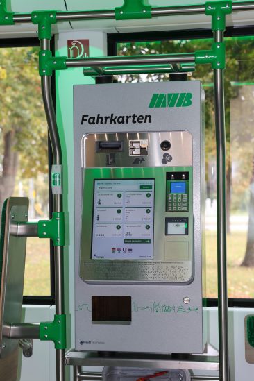 Fahrkartenautomat in der neuen Flexity Straßenbahn