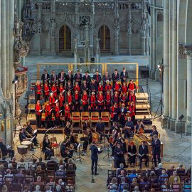 Konzert des Magdeburger Domchores und Sinfonieorchesters und Publikum im Magdeburger Dom