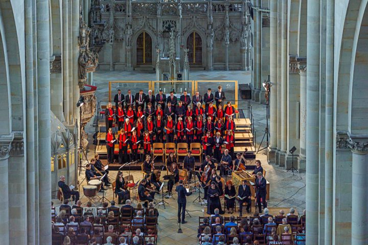 Konzert des Magdeburger Domchores und Sinfonieorchesters und Publikum im Magdeburger Dom