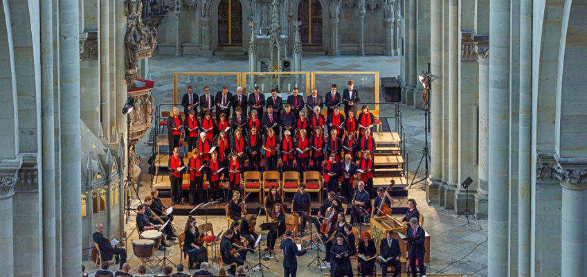 Konzert des Magdeburger Domchores und Sinfonieorchesters und Publikum im Magdeburger Dom