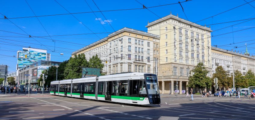 Flexity-Straßenbahn an der Kreuzung Ernst-Reuter-Allee