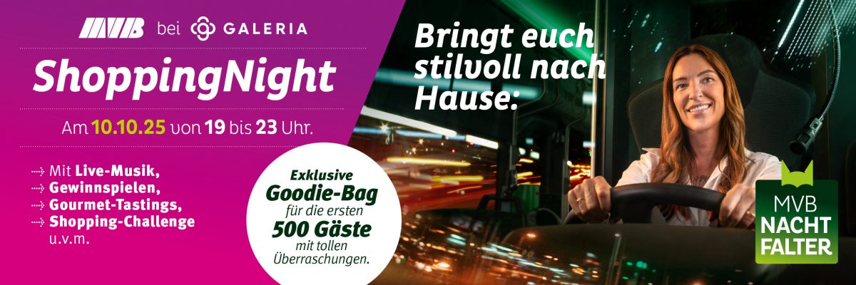 Werbebanner für die ShoppingNight am 10.10.2025 von 19 bis 23 Uhr, veranstaltet von MVB und Galeria. Links auf pinkem Hintergrund: Hinweise auf Programm mit Live-Musik, Gewinnspielen, Gourmet-Tastings, Shopping-Challenge und weiteren Aktionen. Hervorgehoben wird eine exklusive Goodie-Bag für die ersten 500 Gäste. Rechts im Bild: Eine Busfahrerin lächelt am Steuer, daneben der Schriftzug ‚Bringt euch stilvoll nach Hause‘ sowie das Logo der MVB-Nachtfalter-Kampagne.