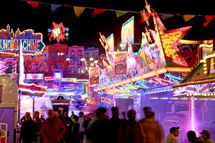 Die magdeburger Herbstmesse bei Nacht
