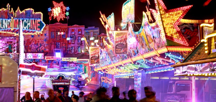 Die magdeburger Herbstmesse bei Nacht