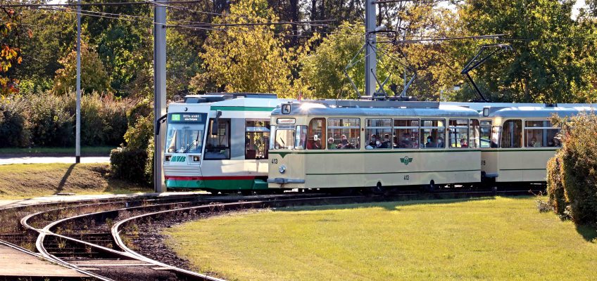 Ein alter Gotha-Zug der Linie 4 und ein NGT der Linie 2 der Magdeburger Verkehrsbetriebe.