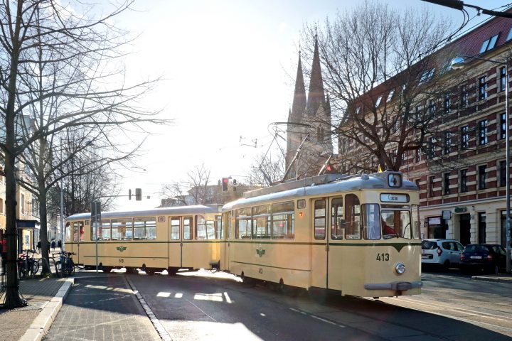 Ein alter Gotha-Zug der Linie 4 in Richtung Cracau der Magdeburger Verkehrsbetriebe auf der Halberstädter Straße.
