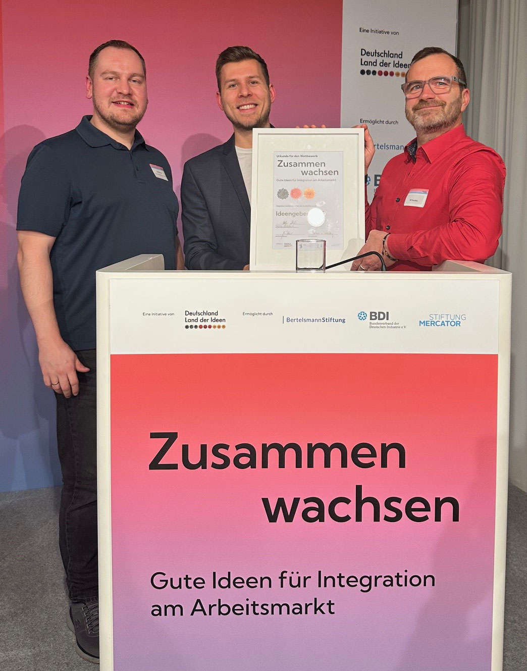 Preisträger des Wettbewerbs „Zusammen wachsen: Gute Ideen für Integration am Arbeitsmarkt 2025" erhalten Auszeichnung.