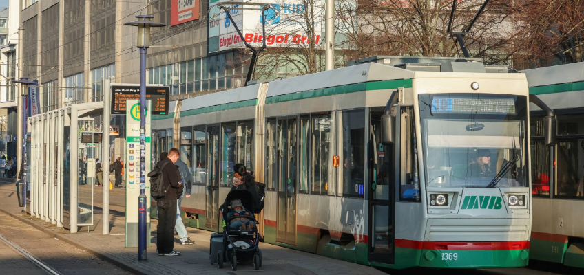 Straßenbahnen stehen an der Haltestelle Alter Markt. In der unteren rechten Ecke ist das Zukunftsgleise Innenstadt Kampagnenlogo für die Baumaßnahme am Breiten Weg.