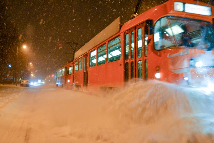 Schneepflug der MVB räumt am Abend Schneemassen von den Gleisen.