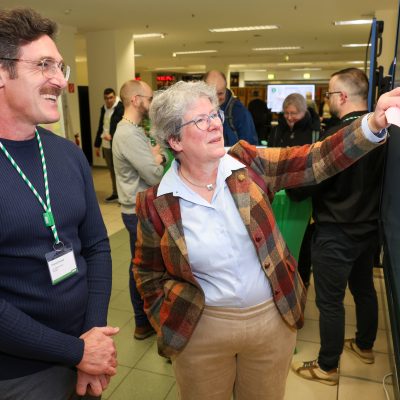 Gleisbauer und Landtagsvizepräsidentin schauen auf den Bauplan.