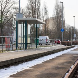 Blick auf die Haltestelle Danziger Dorf mit Bahnsteig und Wartehäuschen vor dem Umbau.