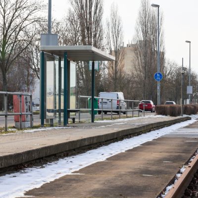 Blick auf die Haltestelle Danziger Dorf mit Bahnsteig und Wartehäuschen vor dem Umbau.
