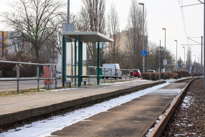 Blick auf die Haltestelle Danziger Dorf mit Bahnsteig und Wartehäuschen vor dem Umbau.