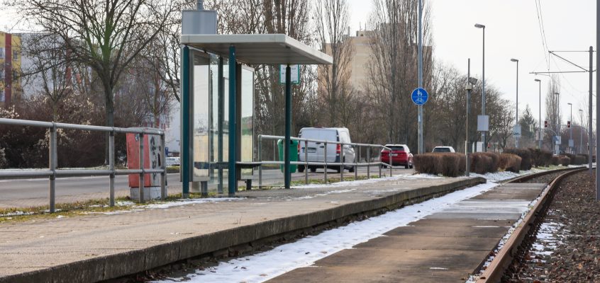 Blick auf die Haltestelle Danziger Dorf mit Bahnsteig und Wartehäuschen vor dem Umbau.