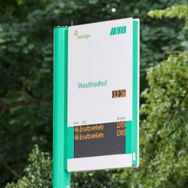 Fahrgastinformationsanzeige an der Haltestelle Westfriedhof.