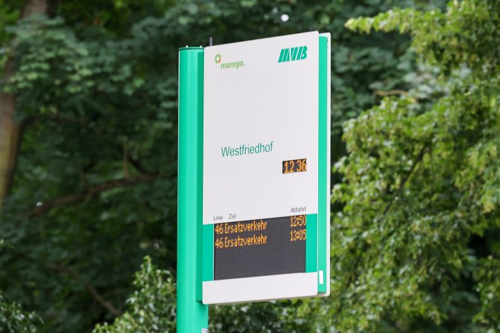 Fahrgastinformationsanzeige an der Haltestelle Westfriedhof.