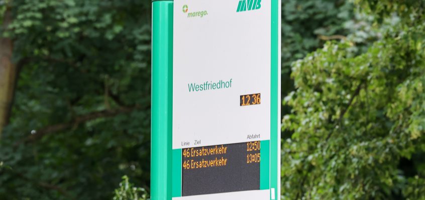Fahrgastinformationsanzeige an der Haltestelle Westfriedhof.