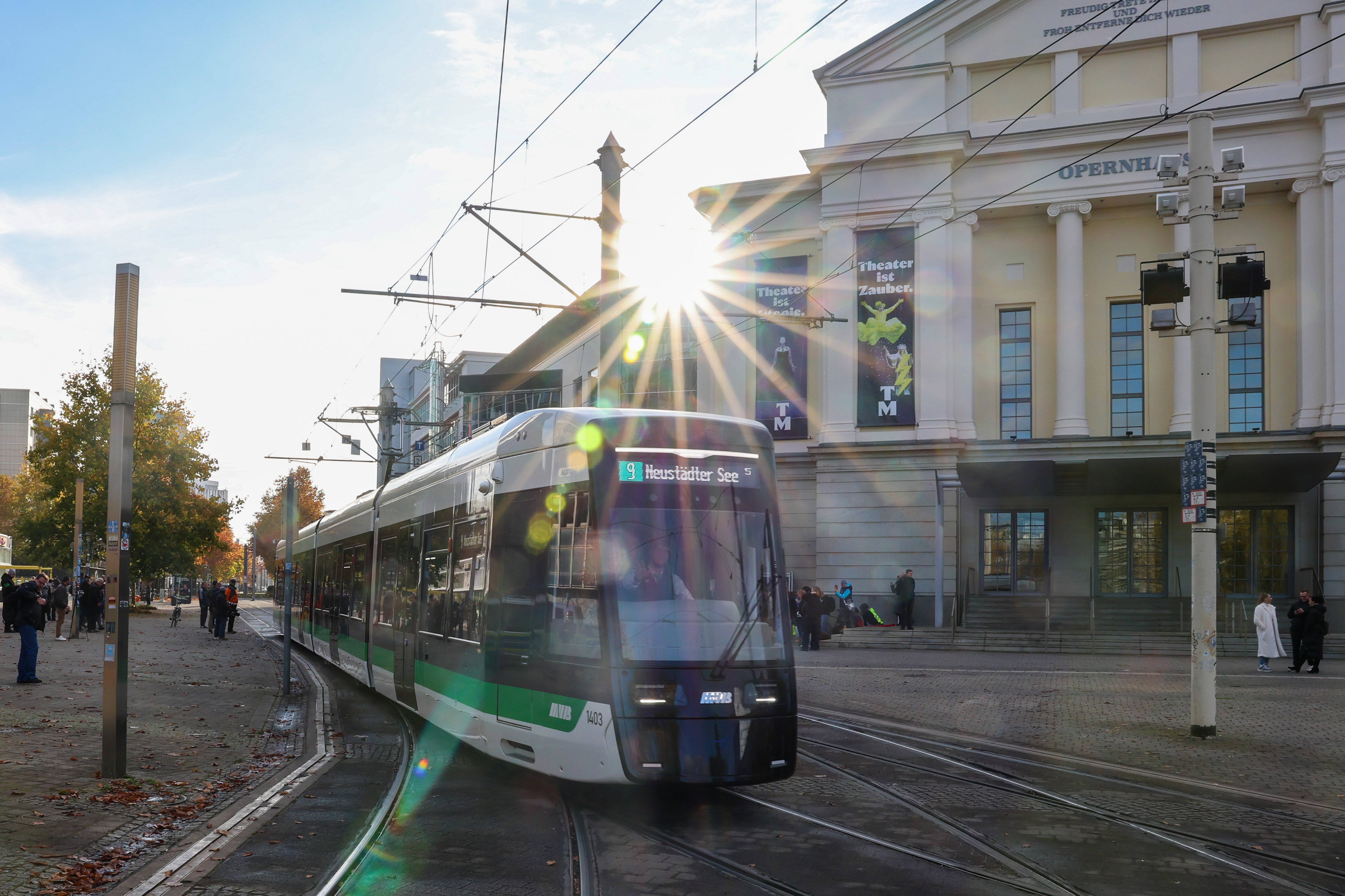 Flexity-Straßenbahn als Linie 9 am Opernhaus. (Foto: Peter Gercke)