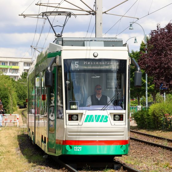 Niederflurgelenktriebwagen NGT8D im Jahr 2025 verlässt die Haltestelle Sternbogen (Foto: Peter Gercke).
