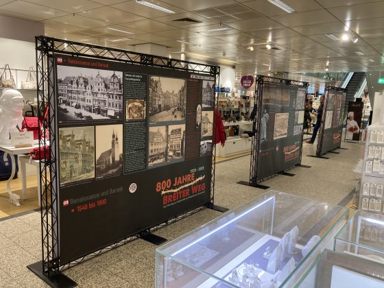 Ausstellungstafeln „800 Jahre Breiter Weg“ im GALERIA Magdeburg.