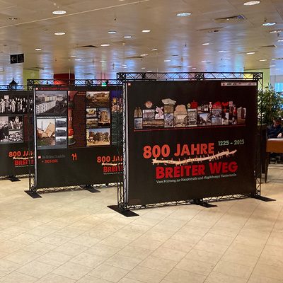 Ausstellungstafeln „800 Jahre Breiter Weg“ im Restaurantbereich der GALERIA Magdeburg mit mehreren großformatigen