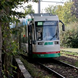 Straßenbahn der Linie 4 Richtung Olvenstedt