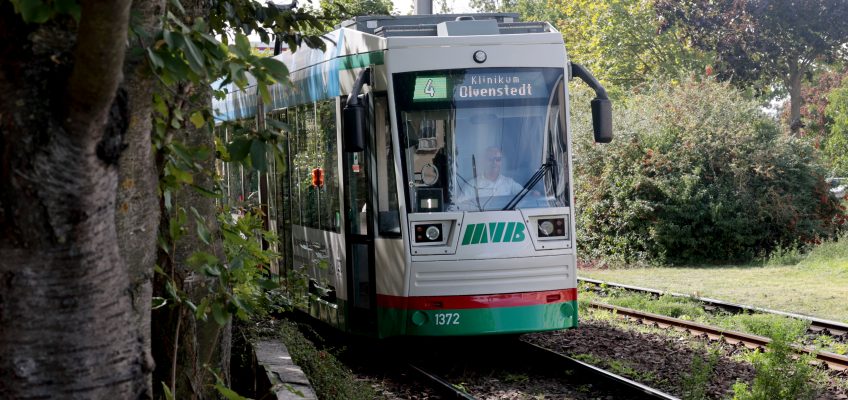 Straßenbahn der Linie 4 Richtung Olvenstedt