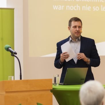 Marcel Czarnecki, Geschäftsführer der Magdeburger Regionalverkehrsverbund GmbH - marego präsentiert die Inhalte der 
Tarifreform während einer Pressekonferenz.

Foto: Sarah Kossmann 