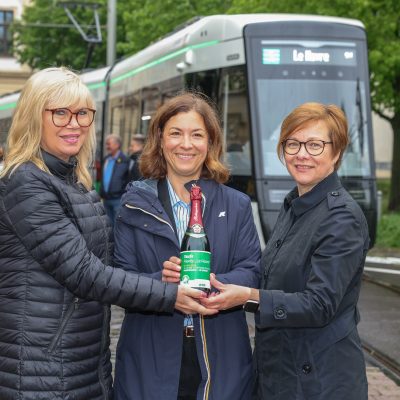 Oberbürgermeisterin Simone Borris, Caroline Leclercq, Beigeorndete für Internationales Le Havre, Birgit Münster-Rendel, MVB-GEschäftsführerin vor der Flexity