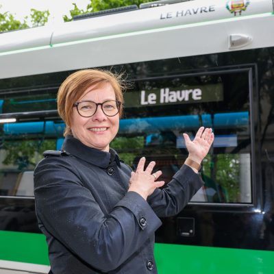 Birgit Münster-Rendel zeigt auf den Schriftzug "Le Havre" an der Flexity