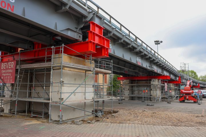 Träger und Struktur der Behelfsbrücke für den PKW Verkehr über der Halberstädter Straße.
