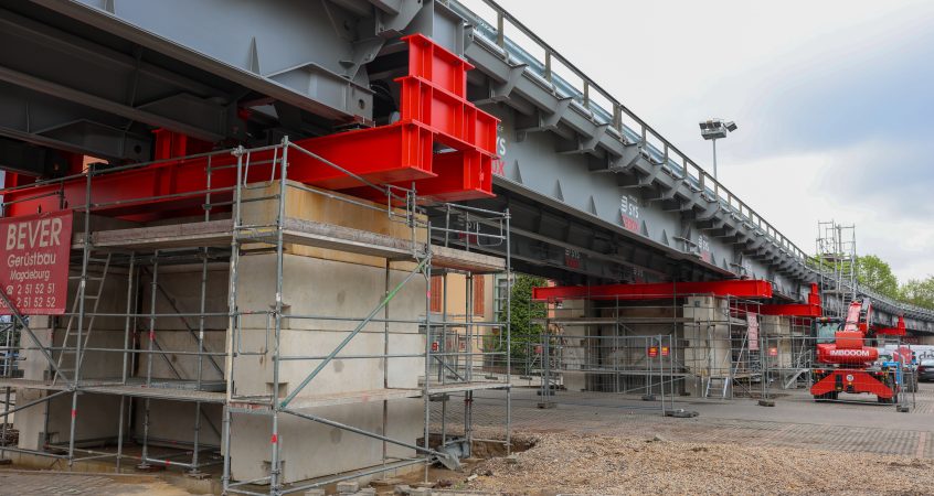 Träger und Struktur der Behelfsbrücke für den PKW Verkehr über der Halberstädter Straße.