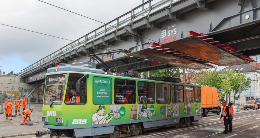 Testfahrt mit dem Straßenbahnfahrschulwagen unterhalb der Behelfsbrücke Halberstädter Straße.